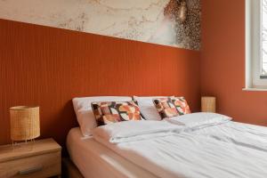 Una cama o camas en una habitación de Natura Iława Luxury Apartments