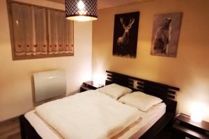 a bedroom with a bed with two pillows on it at LE PICOULET : Appartement tout confort Coeur de village( 5/7 ) in Allos