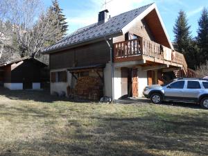 a house with a car parked in front of it at LE PICOULET : Appartement tout confort Coeur de village( 5/7 ) in Allos