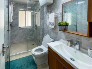 Bathroom sa Serenity Haven - 2-Bed Home away from Home Apmt