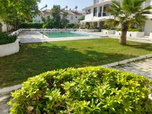 a garden with a swimming pool in a house at Harika bir yer in Oludeniz