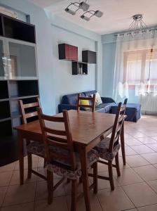 a wooden table and chairs in a living room at Luminoso appartamento - Castelli in Santa Maria delle Mole