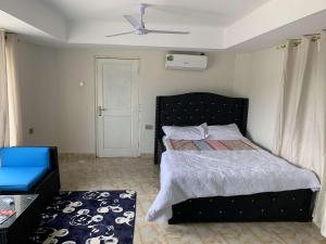 Schlafzimmer mit einem Bett und einem Deckenventilator in der Unterkunft HERITAGE LODGE & EVENT CENTER in Ada