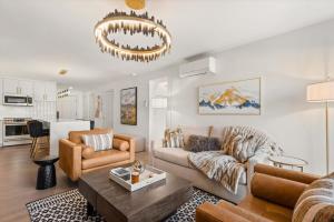 een woonkamer met een bank en een tafel bij New Listing Renovated 2 BR w AC in Aspen