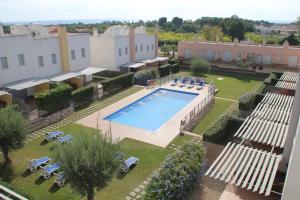 an overhead view of a swimming pool on a building at Hotur Via Augusta in Creixell
