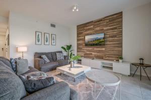 un soggiorno con un divano e un tavolo di Superb Spacious Condo Prime Resort a Kissimmee