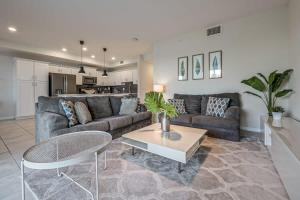 un soggiorno con un divano e un tavolo di Superb Spacious Condo Prime Resort a Kissimmee