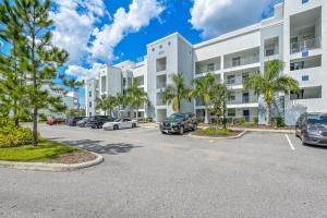 un parcheggio di fronte a un edificio di Superb Spacious Condo Prime Resort a Kissimmee