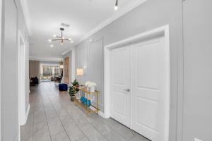 pasillo con puerta blanca y sala de estar en Luxury Incredible Themed Home best vacation, en Kissimmee