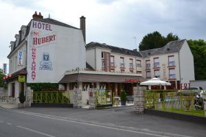 un hotel sentado al lado de una calle en Hôtel Saint-Hubert en Cour-Cheverny