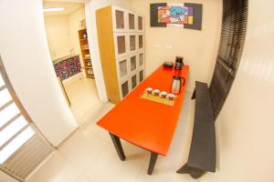una mesa naranja en el medio de una habitación en Casa na Liberdade by OBA, en São Paulo