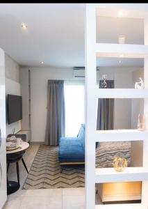 Zimmer mit einem Etagenbett und einem Zimmer mit einem Tisch in der Unterkunft Luxury Studio Apartment in Accra