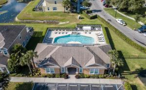 una vista aérea de una casa con piscina en Spacious New Modern Retreat, en Orlando