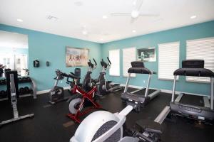 un gimnasio con varias bicicletas estáticas en una habitación en Spacious New Modern Retreat, en Orlando