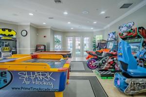 uma sala com uma mesa de bilhar e jogos de arcada em Prime Location-Spacious Condo for 8 Guests em Orlando