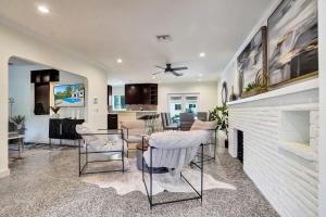 sala de estar con chimenea y cocina en Victoria Villa, en Fort Lauderdale