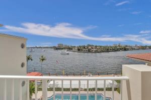ein Blick auf das Wasser vom Balkon eines Hauses in der Unterkunft Fort Lauderdale Yacht & Beach Club 412 in Fort Lauderdale