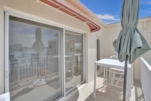 einen Balkon mit einem Tisch und einem großen Fenster in der Unterkunft Fort Lauderdale Yacht & Beach Club 412 in Fort Lauderdale + 34 Fotos