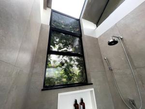 łazienka z oknem i prysznicem z butelkami w obiekcie Cabana com vista para as montanhas, ofurô e Starlink w mieście Cambuí +105 zdjęć
