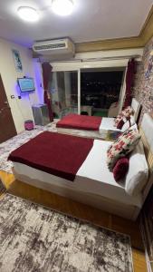 sypialnia z dużym łóżkiem w pokoju w obiekcie Nile Star Suites & Apartments w Kairze