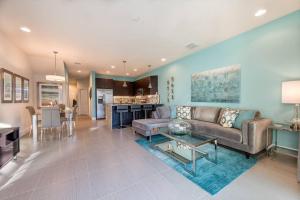 - un salon avec un canapé et une table dans l'établissement Super cozy home with private pool, à Orlando