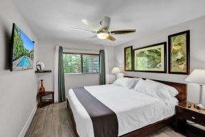 a bedroom with a bed and a ceiling fan at Windward Escape in Fort Lauderdale