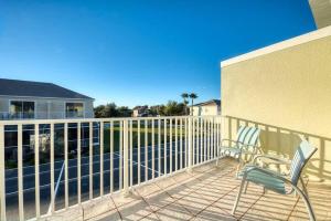 un patio con 2 sedie sul balcone di Super cozy home with private pool a Orlando