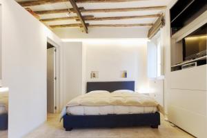 ローマにあるOroの白い壁のベッドルーム1室(ベッド1台付)