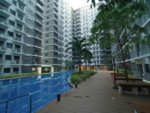 uma piscina vazia num edifício de apartamentos em Amazing Condo Unit close to MOA em Manila