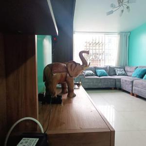 un elefante de juguete parado en una sala de estar en Pablin, en Trujillo