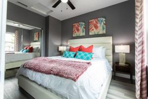 sypialnia z dużym łóżkiem z czerwonymi i niebieskimi poduszkami w obiekcie Professionals-Restaurants-Fast-WiFi-A C-W D-Pets w mieście San Diego
