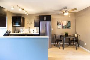 a kitchen and dining room with a table and a refrigerator at Healthcare-Professionals-King-FreeParking-Wifi-Pet in San Diego