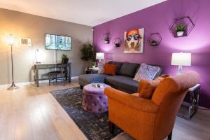 a living room with purple walls and a couch at Healthcare-Professionals-King-FreeParking-Wifi-Pet in San Diego