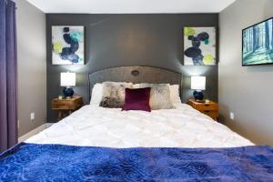 een slaapkamer met een groot bed en 2 lampen bij Healthcare-Professionals-King-FreeParking-Wifi-Pet in San Diego