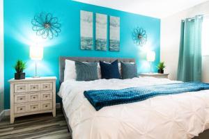 1 dormitorio con 1 cama grande y paredes azules en NorthPark-Professionals-Restaurants-King-Park-WiFi en San Diego