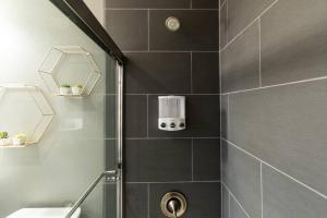 uma casa de banho com um chuveiro e uma porta de vidro em Healthcare-Professionals-King-FreeParking-Wifi-Pet em San Diego