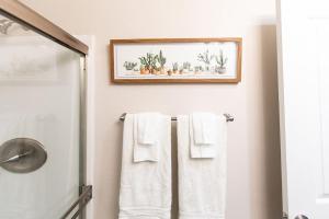 baño con toallas blancas y una foto en la pared en NorthPark-Professionals-Restaurants-King-Park-WiFi en San Diego