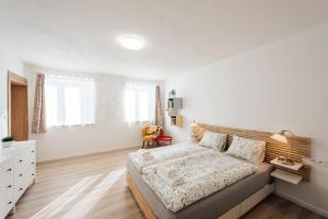 - une chambre blanche avec un lit et un bureau dans l'établissement Apartmán U Zámku - Apartment by the Castle, à Strakonice