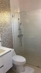 コンセプシオン・デ・ラ・ベガにあるBeautiful With Balconyのバスルーム(シャワー、トイレ、洗面台付)