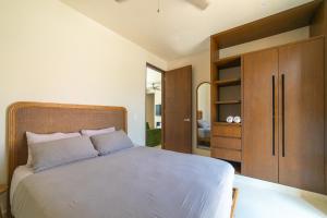 トゥルムにあるBrand NEW! Tulum Jungle Villa with private poolのベッドと木製のキャビネットのある寝室 +61枚の写真