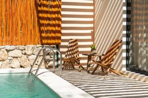 Brand NEW! Tulum Jungle Villa with private pool في تولوم: فناء فيه كرسيين ومسبح