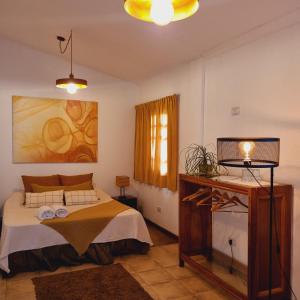 een slaapkamer met een bed en een raam erin bij Posada El Prado in Salta