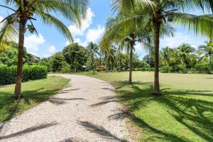Un jardín fuera de 3-BD Home with Pool Walk to Beach