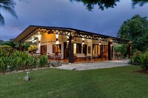 Un jardín fuera de 3-BD Home with Pool Walk to Beach
