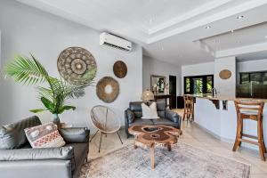 sala de estar con sofá y mesa en Brand New 4 bedroom house with pool - Ideal for families en Brasilito
