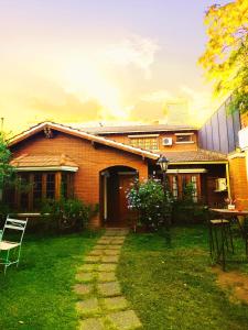 uma casa de tijolos com um caminho no quintal em Tanino Home Suites em Mendoza