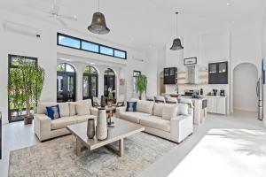 Χώρος καθιστικού στο Modern Garden Villa with Private Pool, Outdoor Kitchen & Separate Casita Near Playa Potrero