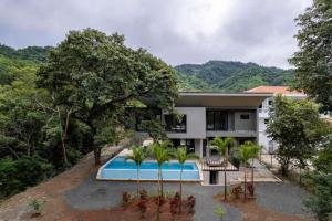 - une vue aérienne sur une maison avec une piscine dans l'établissement Casa Vi, à Brasilito