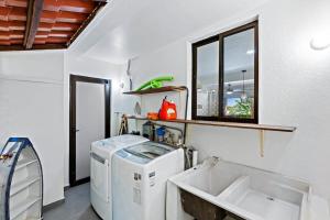 uma máquina de lavar e secar roupa num quarto com uma janela em Coco Sunset Hills #20 Coco 2-BD Beauty with Pool Walk to Beach em Coco