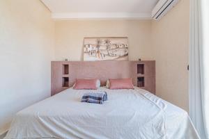 Postel nebo postele na pokoji v ubytování Ezz’ Dar Marrakech
